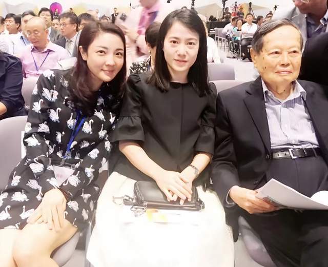 原创             杨振宁追悼会现场！翁帆站首位神情悲伤，64岁老者曝杨老两个贡献