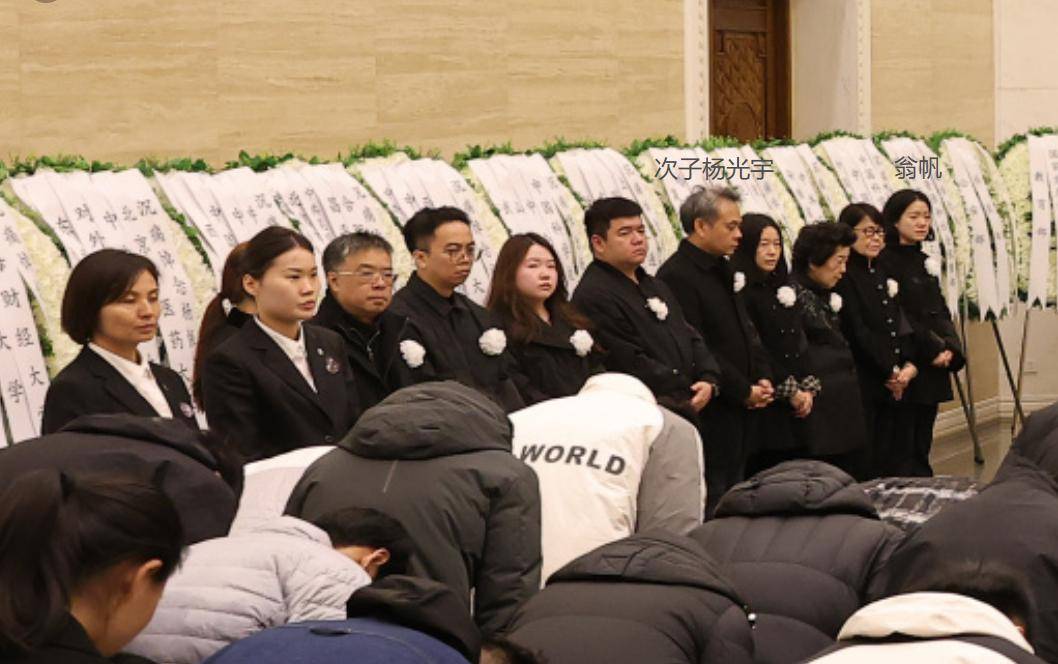 杨振宁葬礼，国旗盖遗体，离世前状态曝光，49岁的翁帆已再无遗憾