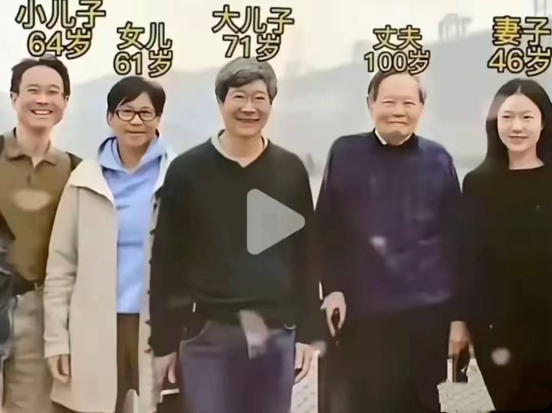 翁帆现身杨振宁葬礼，穿黑衣戴白花哭肿眼睛，站首位陪孩子们回礼