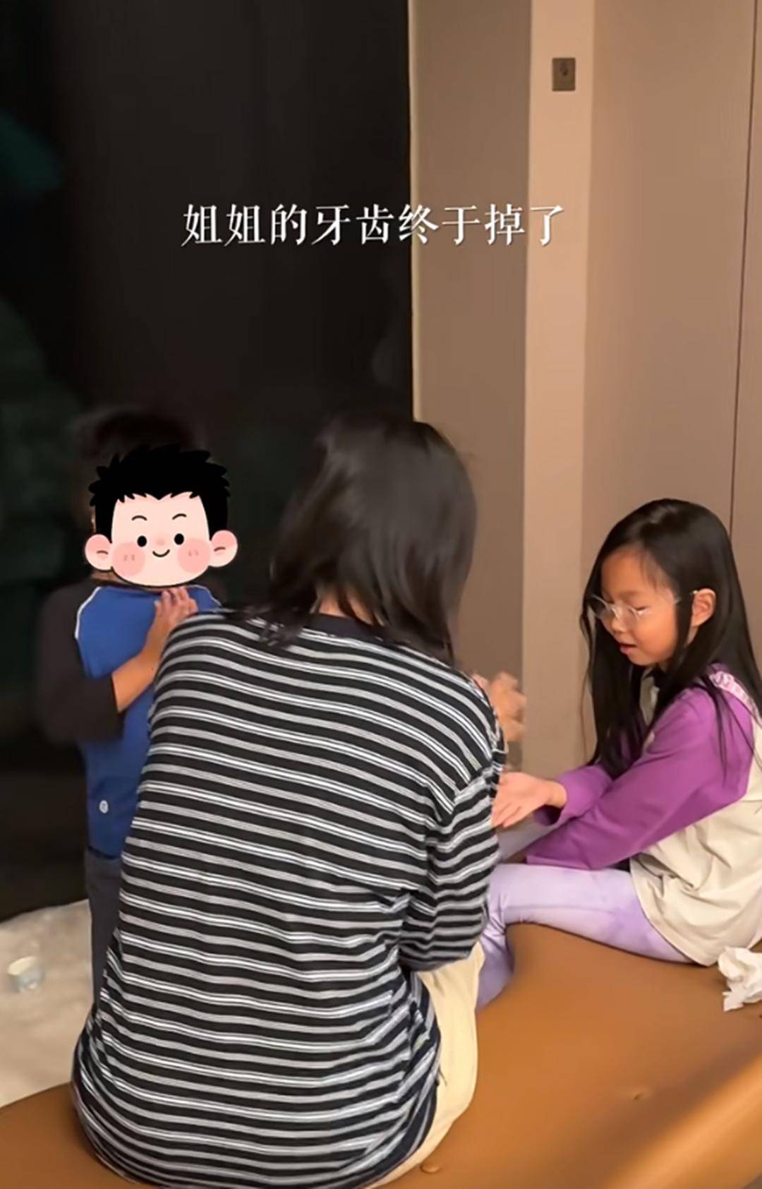 朱丹带娃度假,女儿掉牙流血,弟弟第一个跑去关心,姐弟感情真好
