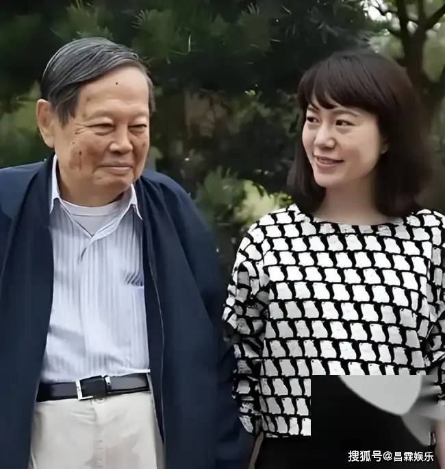 原创             杨振宁离世8天,翁帆因一个表情甩掉大黑锅,杜致礼妹妹说得太对