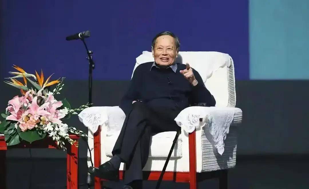 送别杨振宁!杨振汉现身八宝山回忆兄长,透露其晚年一大遗憾