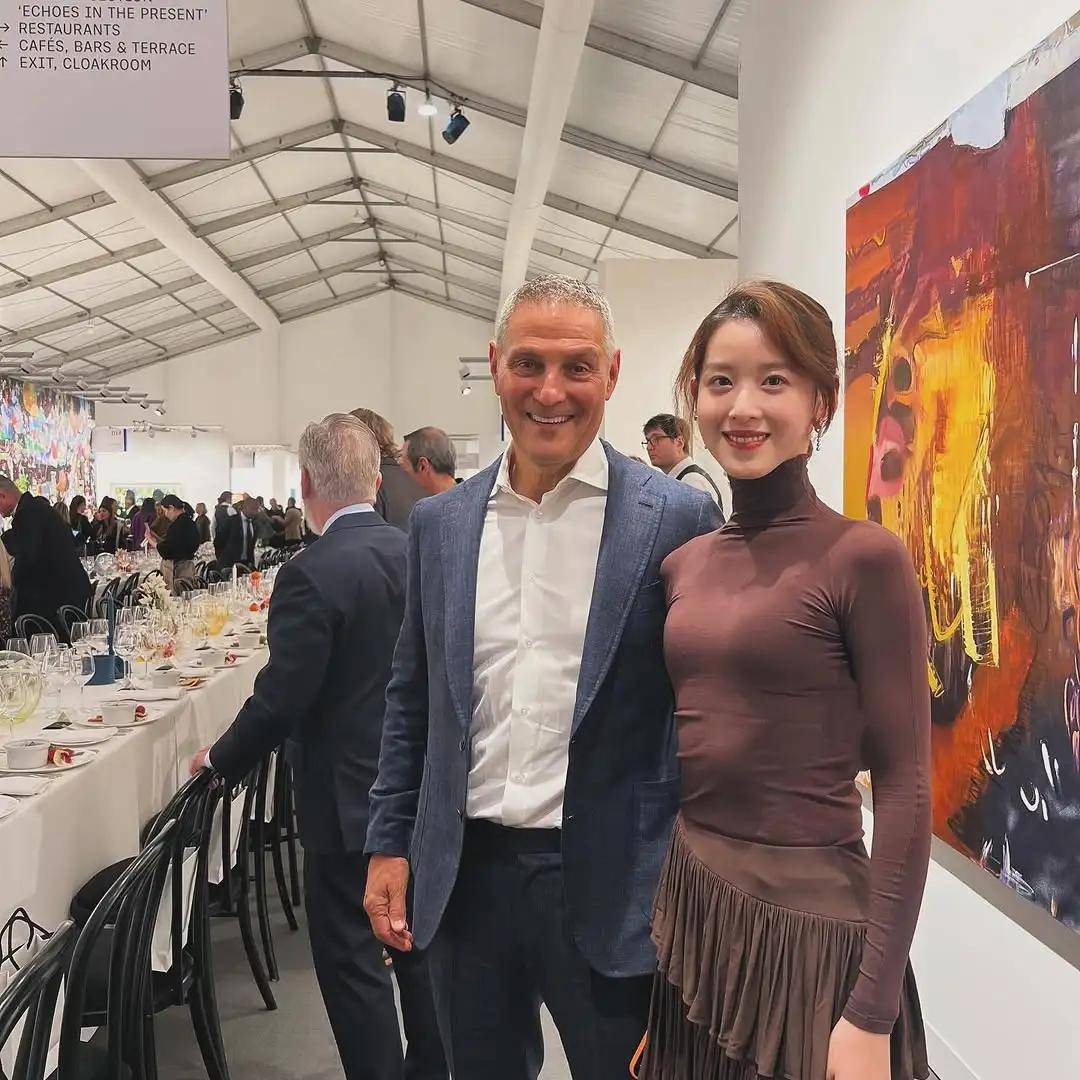 章泽天看展戴80万香奈儿耳环也爱穿“中产三宝”！“该省省该花