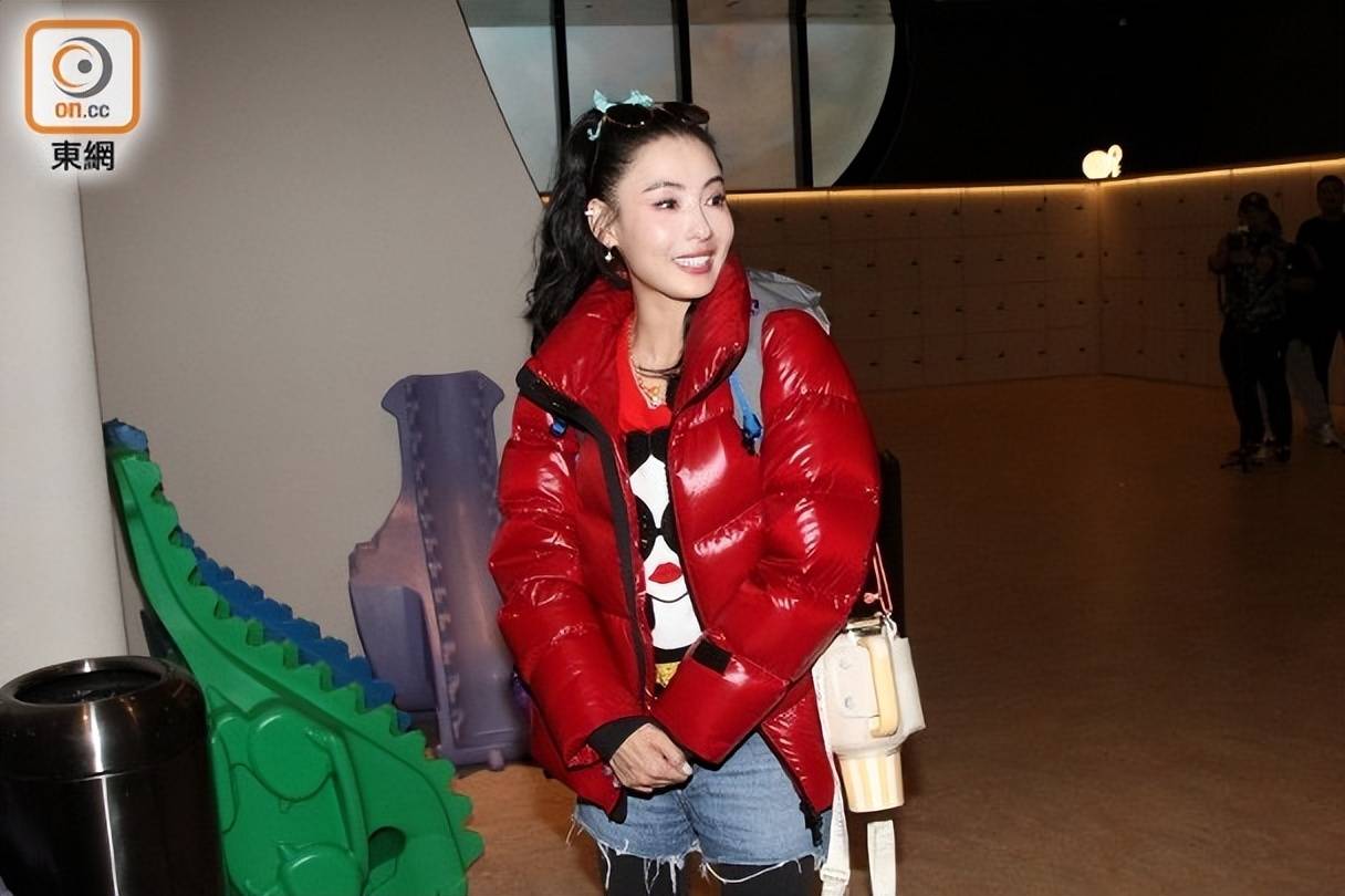 张柏芝与邵子恒被传姐弟恋？现场激情打保龄球，本人笑而不语