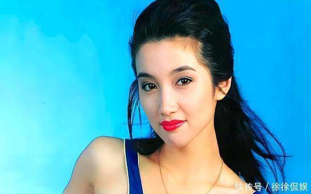 52岁影后颜丙燕正式官宣恋情，自曝情迷小20岁男友，两人曾被误认为母子