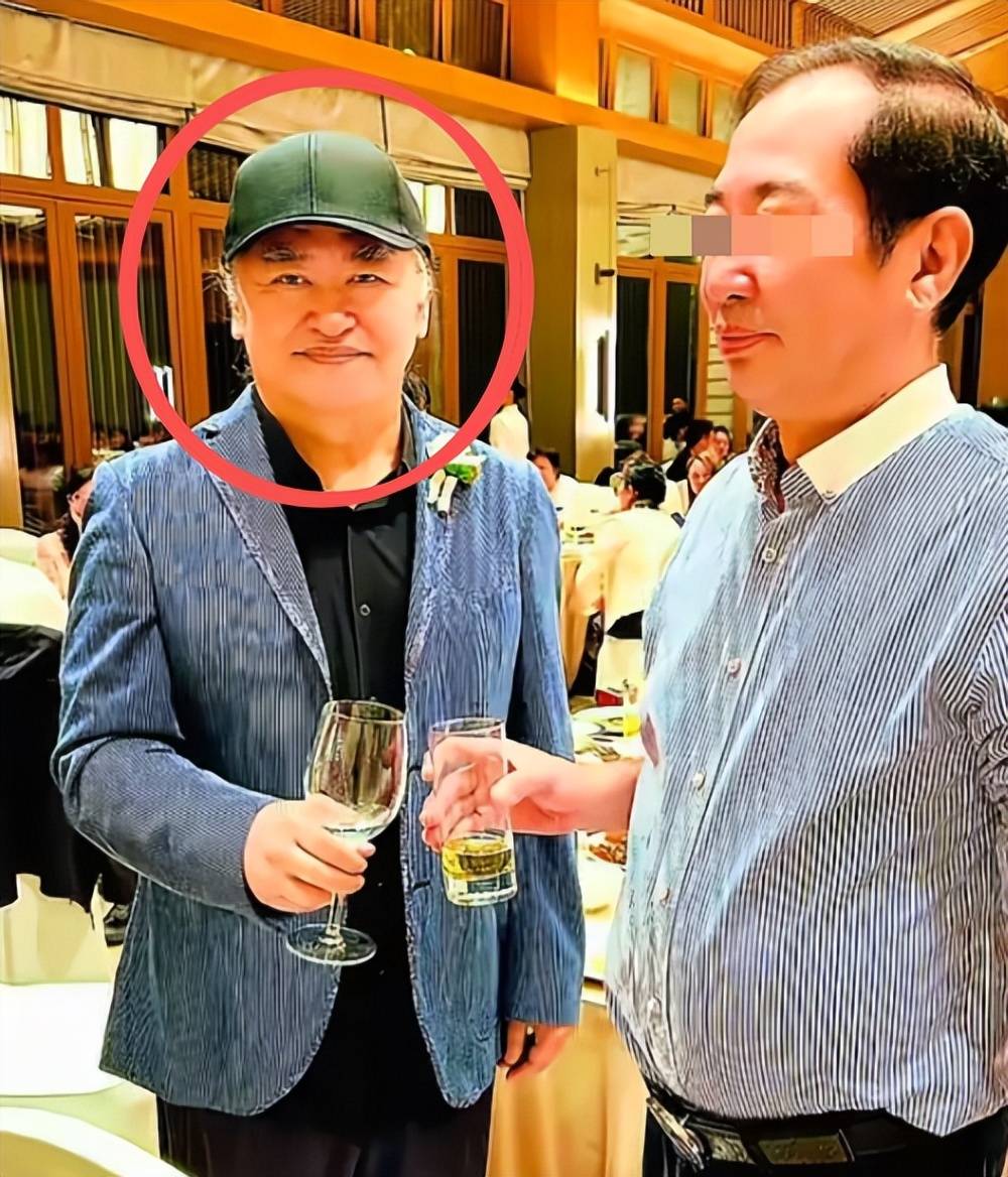 刘欢近况曝光:患不死癌症,带病参加女儿婚礼,满桌茅台太显眼