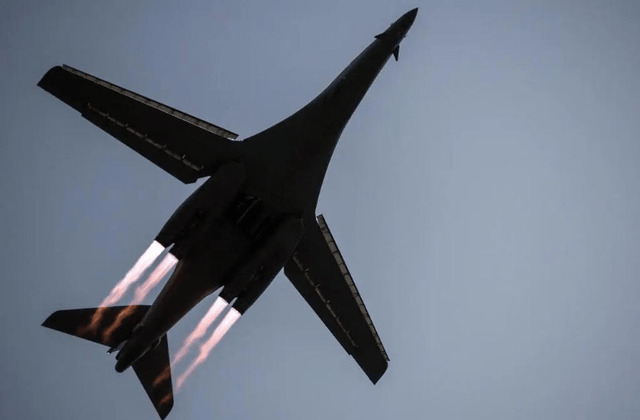 距离海岸线仅32公里!美军超音速战略轰炸机出动,委内瑞拉危险