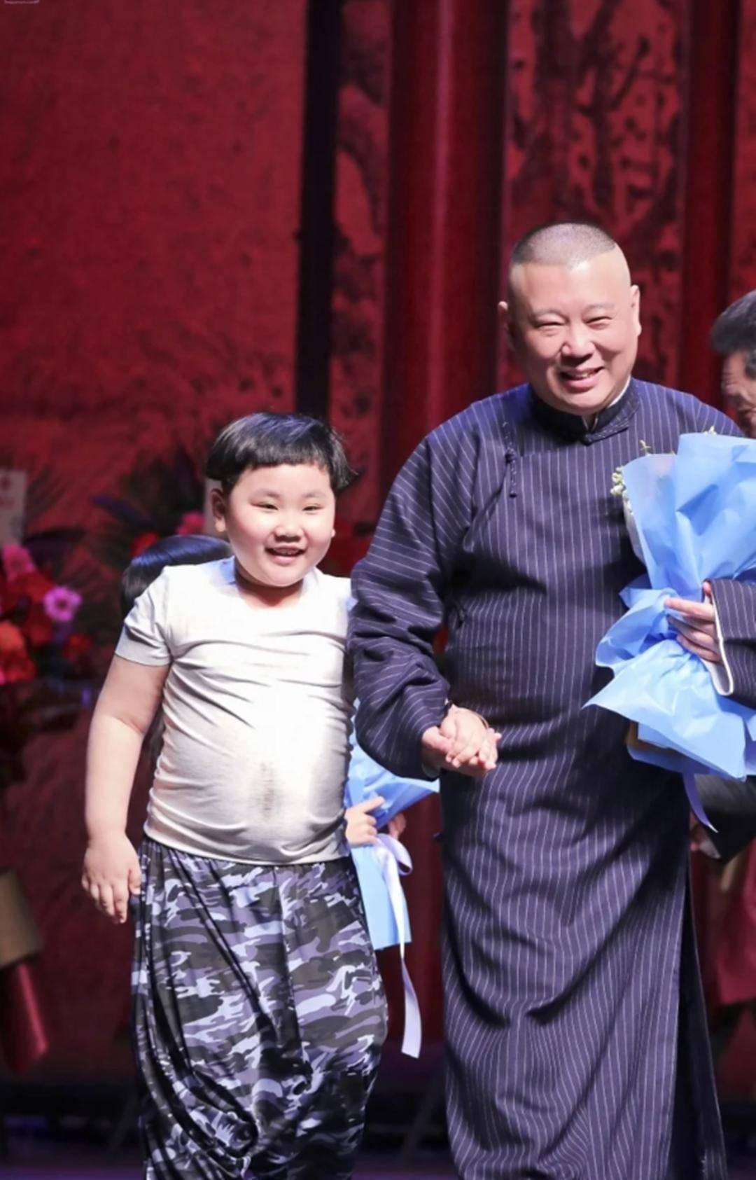 郭德纲带妻儿澳洲度假，大庄园挽手合照，郭汾阳扎耳洞手机不离手