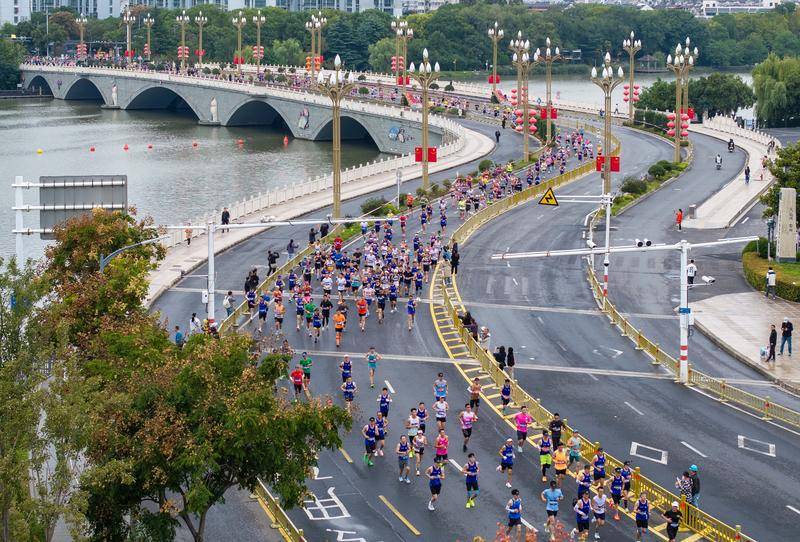 “苏超”决赛双城记——“头马”南通与“黑马”泰州