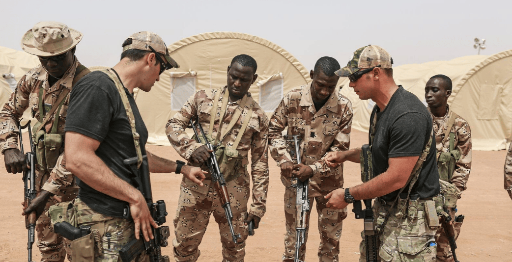 不打委内瑞拉了？特朗普下令对尼日利亚开打，枭龙翼龙或将大战美军