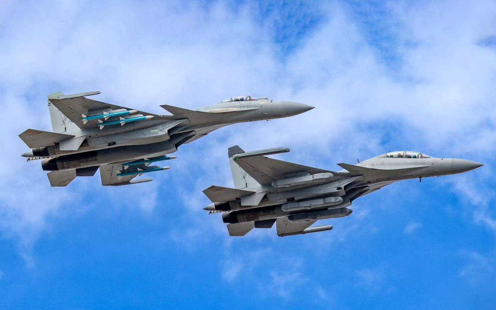 中国又增加一款新战机,居然和美军的大黄蜂很像,难道又是舰载机