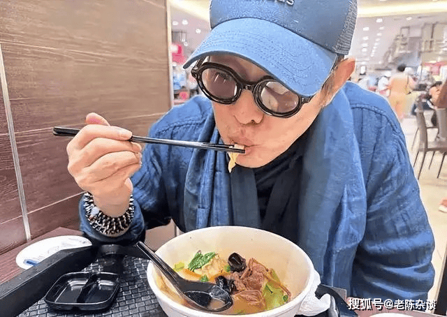 62岁李连杰豪宅游泳，大腹便便并无刀疤，脱光上衣向网友自证清白