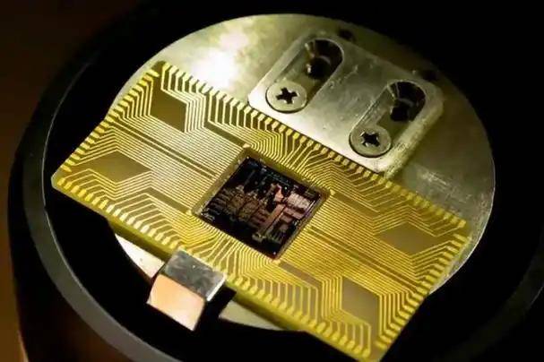 原创             美荷两国同时发声，对中国独立研发的光刻机技术给予了强烈批评