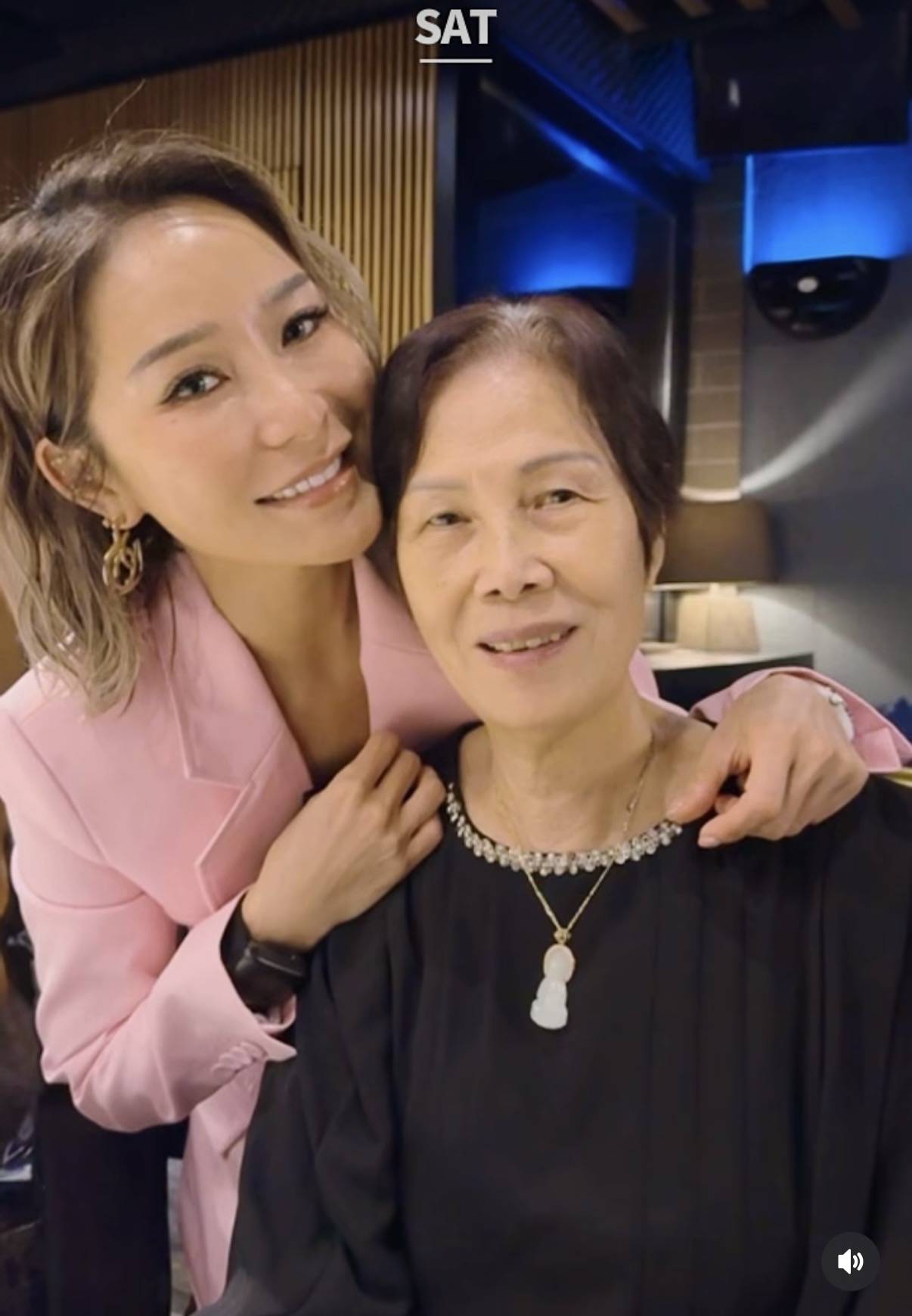 洗米嫂45岁生日全家聚会,娘家人罕见现身,姐妹同框长得都像母亲