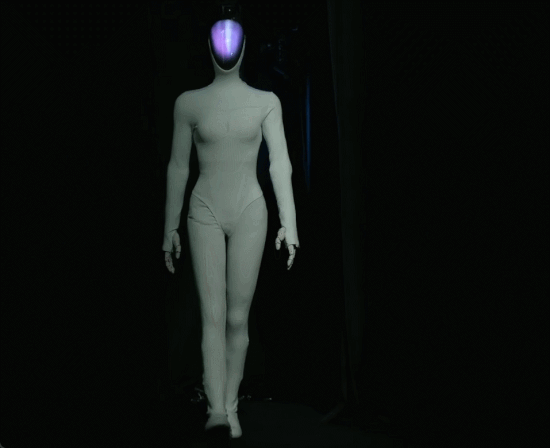 全网都吵疯了！小鹏的人形机器人，是不是真人