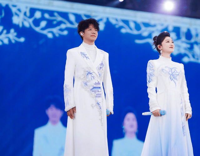 玲花时隔5个月露面，回老家参加外甥婚礼，身穿蒙古袍状态很好