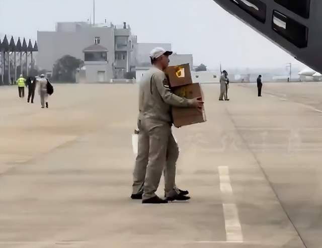 俄战机抵南昌进货,成箱啤酒搬进伊尔76,“东风5C”也想带回国