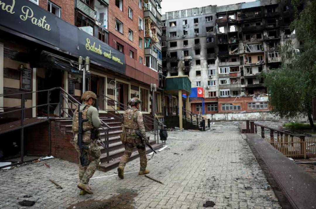 俄军红军城大捷!法械军带头举白旗投降,乌军伪装成女人突围,俄一次俘虏200人 俄军红军城大捷!法械军带头举白旗投降,乌军伪装成女人突围,俄一次俘虏200人