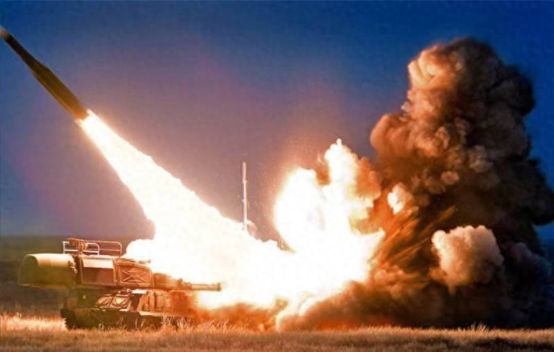 不再当耗材!乌军放弃傻冲放大招:精准爆破俄军1千架无人机仓库