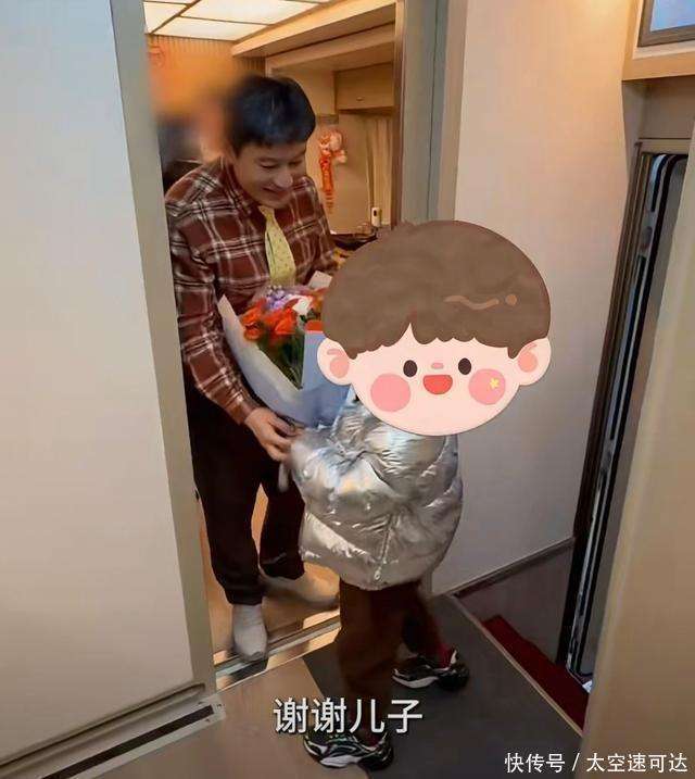 杨颖送8岁小海绵找爸爸，黄晓明亲儿子额头，父子一起练字超有爱