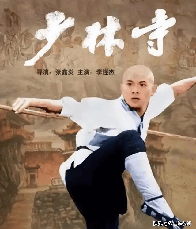 中国·必威62岁李连杰豪宅游泳大腹便便并无刀疤脱光上衣向网友自证清白
