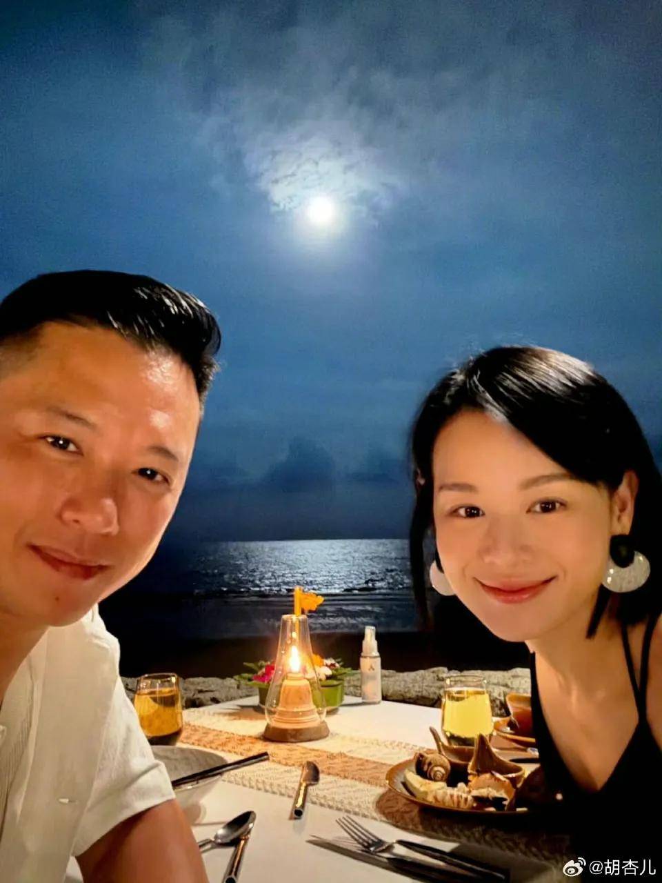 46岁胡杏儿和老公度假庆生，小腹圆润，网友猜测怀“四胎”拼女儿