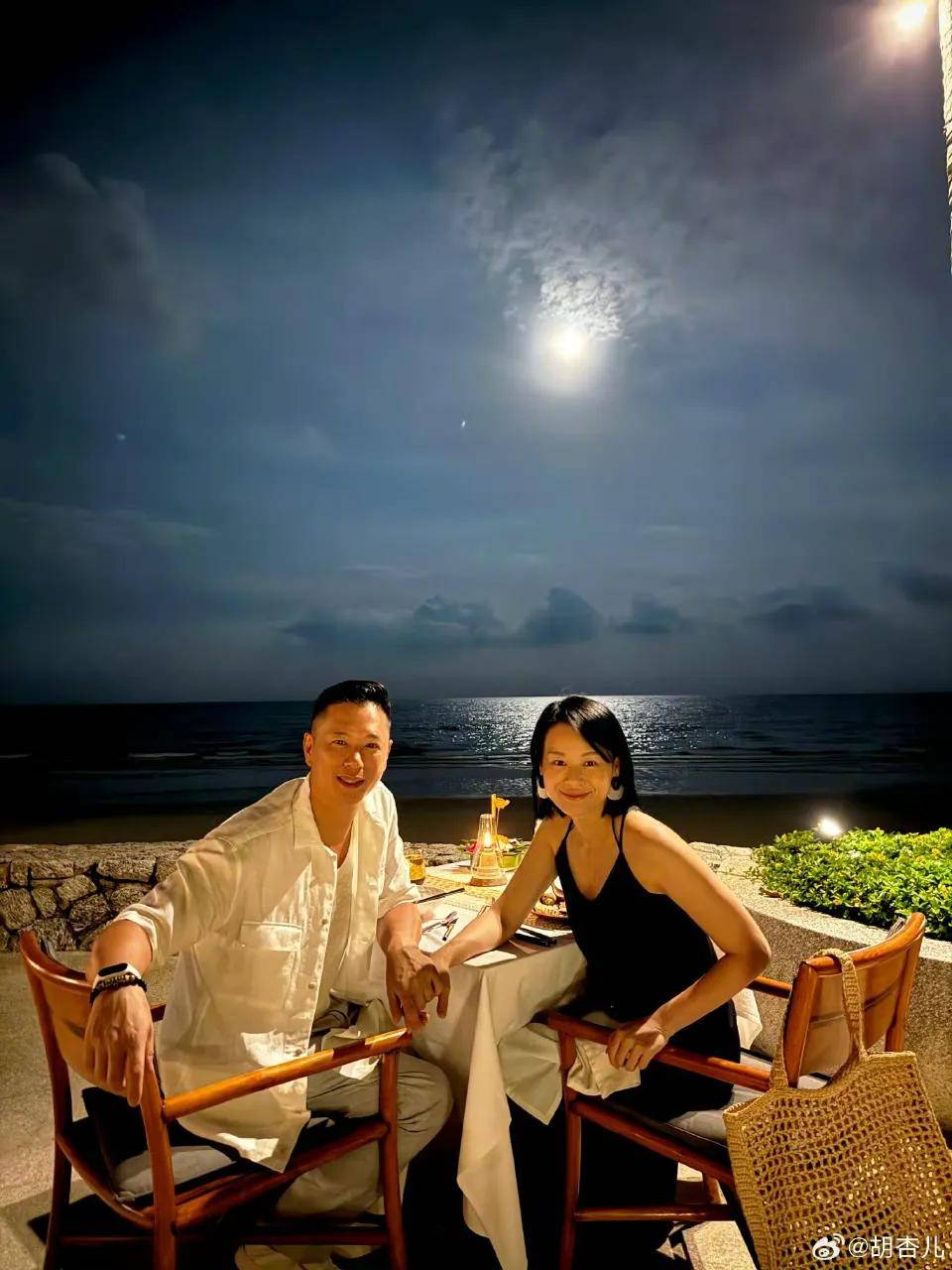 46岁胡杏儿和老公度假庆生，小腹圆润，网友猜测怀“四胎”拼女儿