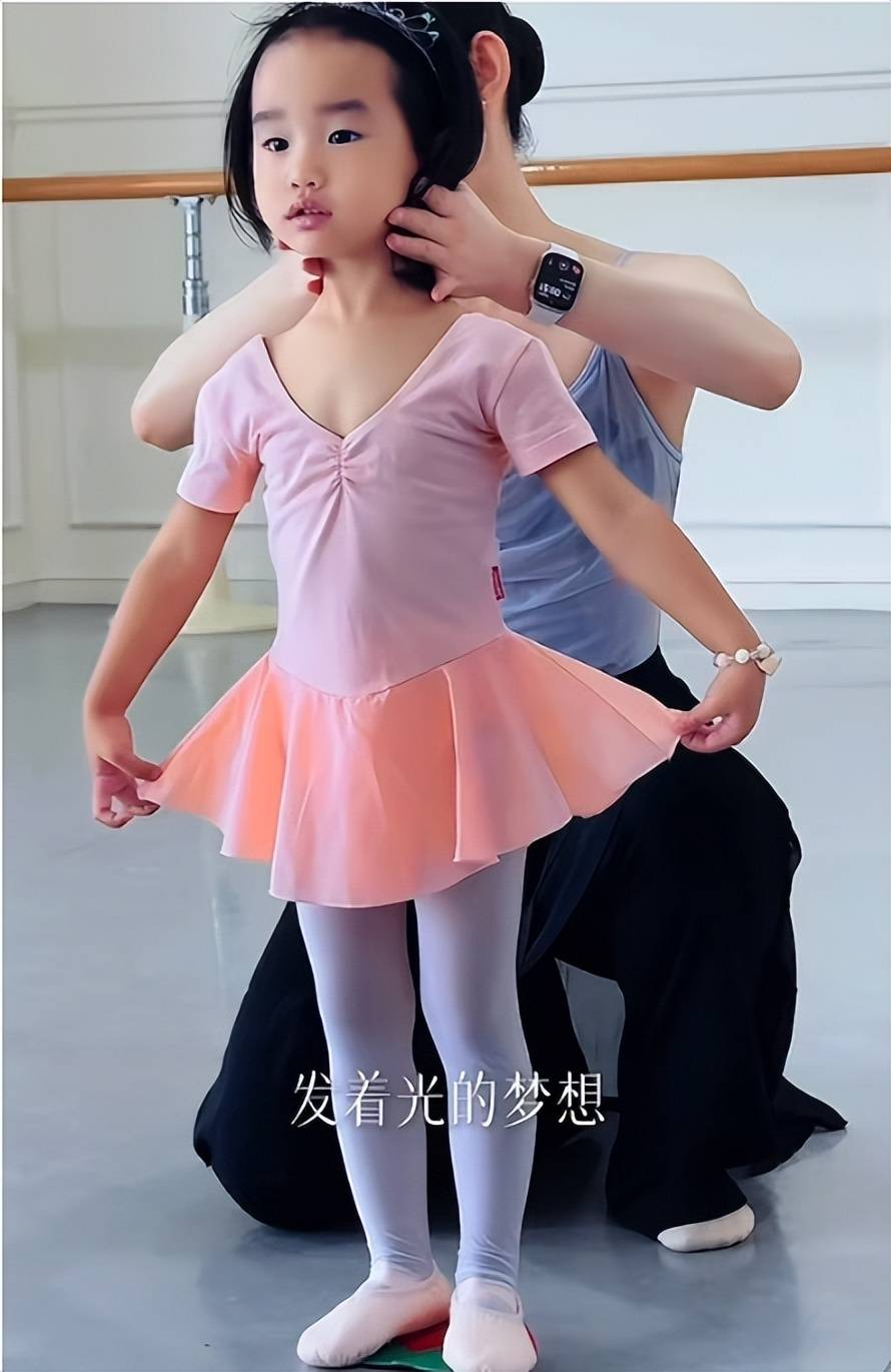 海哈金喜离婚后首晒女儿，3岁夏夏长高不少，和爸爸李亚鹏超像