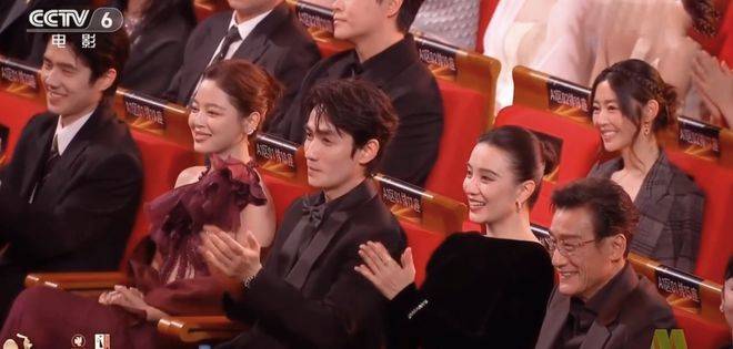 钟楚曦喜提金鸡女配!成功打脸娱乐圈4人,台下众星表情精彩