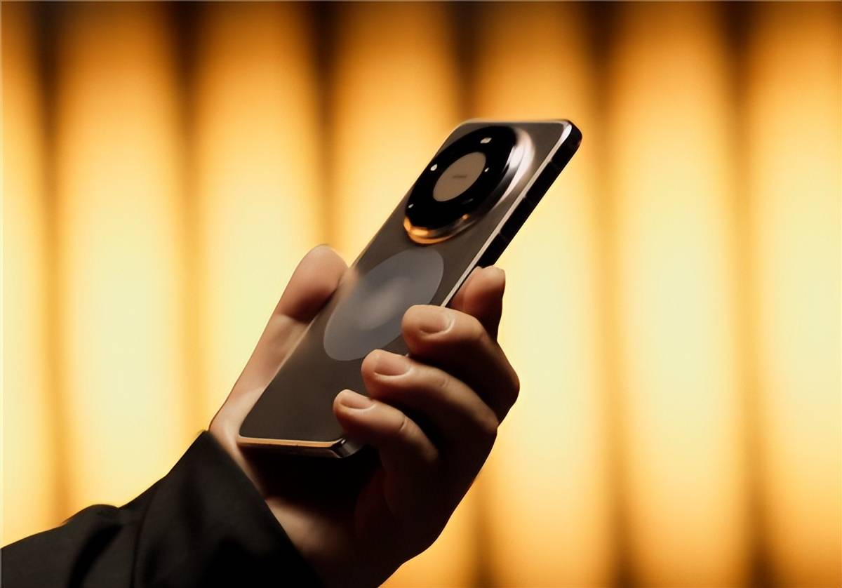 余承东首晒华为Mate 80 Pro Max真机:双圆环设计,史无前例
