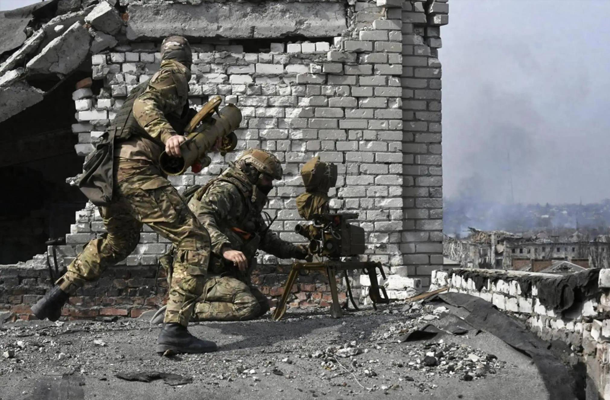 乌军死守红军城政府大楼,四面受敌毫不畏惧,要与红军城共存亡