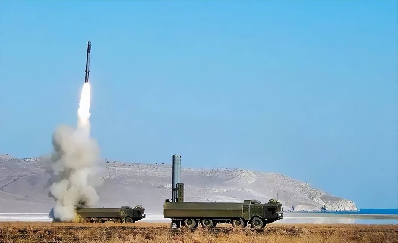 俄军报复不隔夜,发射1000万美元天价锆石高超导弹,炸飞北约“大鱼”!