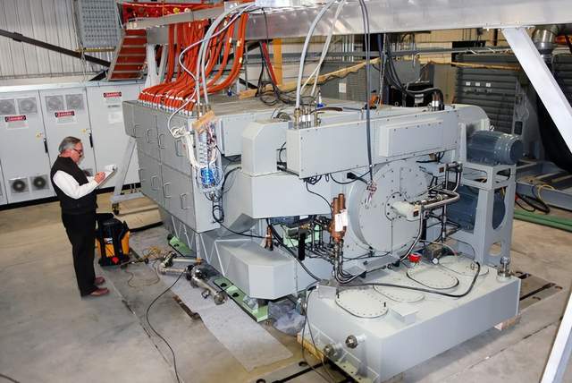 日本电磁炮实弹击穿靶船,弹洞非常刺眼,真能比肩中国进度?