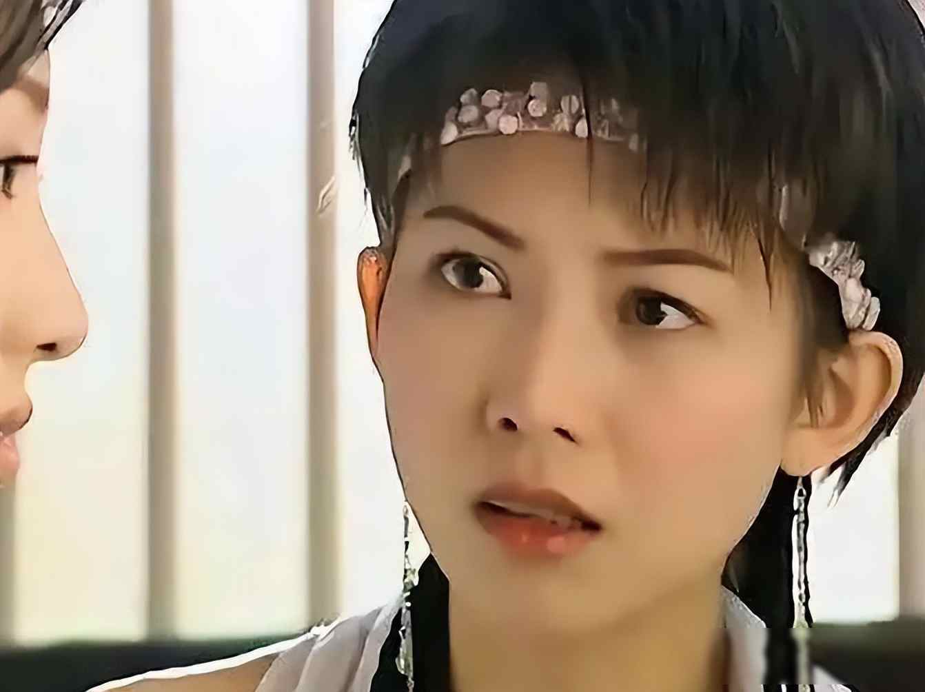 蔡少芬晒全家福遭质疑重男轻女，女儿身高引争议，高龄拼子为何执着？