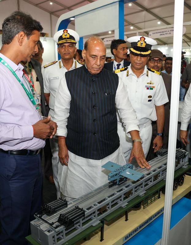 印度太想进步了,砸下上万亿抄福建舰,要抢在中国前面搞出核航母