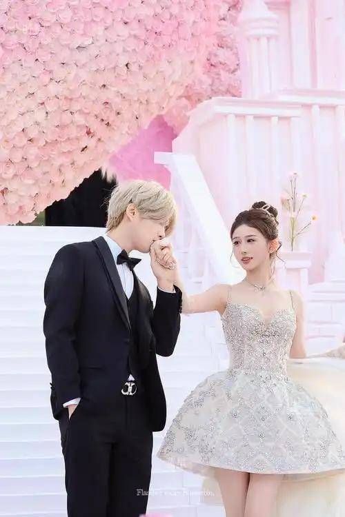 鹿哈官宣领证！8年爱情长跑终成正果，娇妻身材火辣，夫妻相拉满