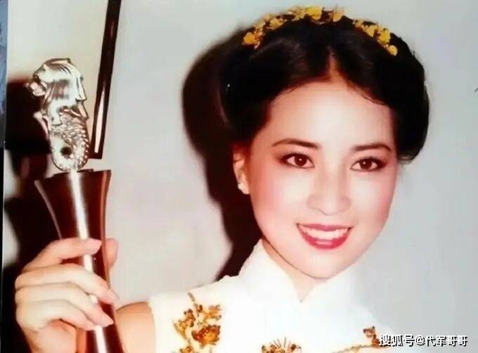 看到林凤娇和10岁房祖名合影,才明白成龙为啥说“一见钟情”