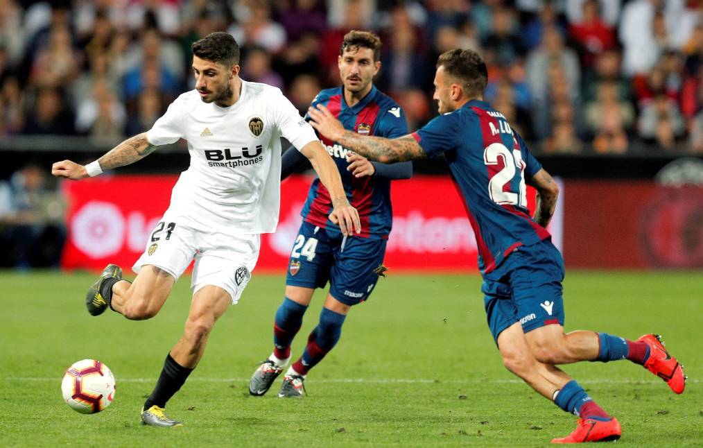 西甲焦点战：巴伦西西班牙足球甲级联赛亚主场迎战莱万特保级与反弹的生死博弈 在西甲联赛