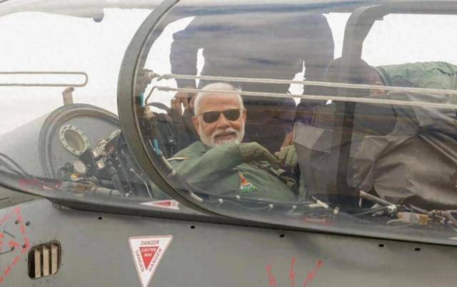 印度“光辉”战机坠毁！飞行员离奇死亡，又下血本为我国做广告？