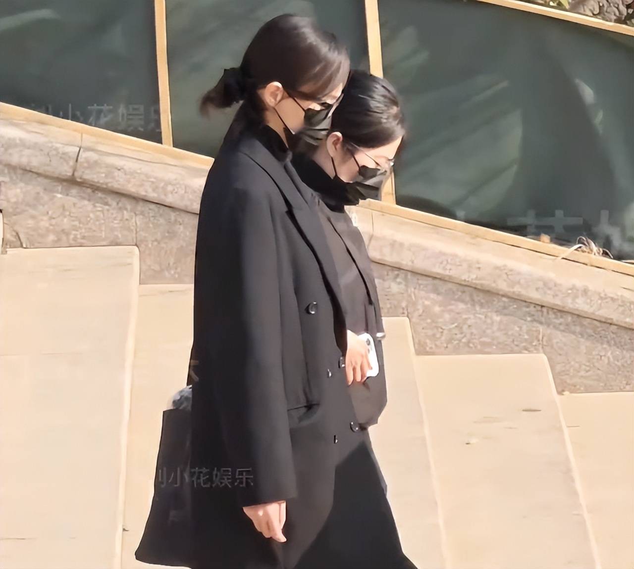 唐嫣现身罗晋父亲葬礼，作为儿媳送公公骨灰上车，罗晋在前捧遗像