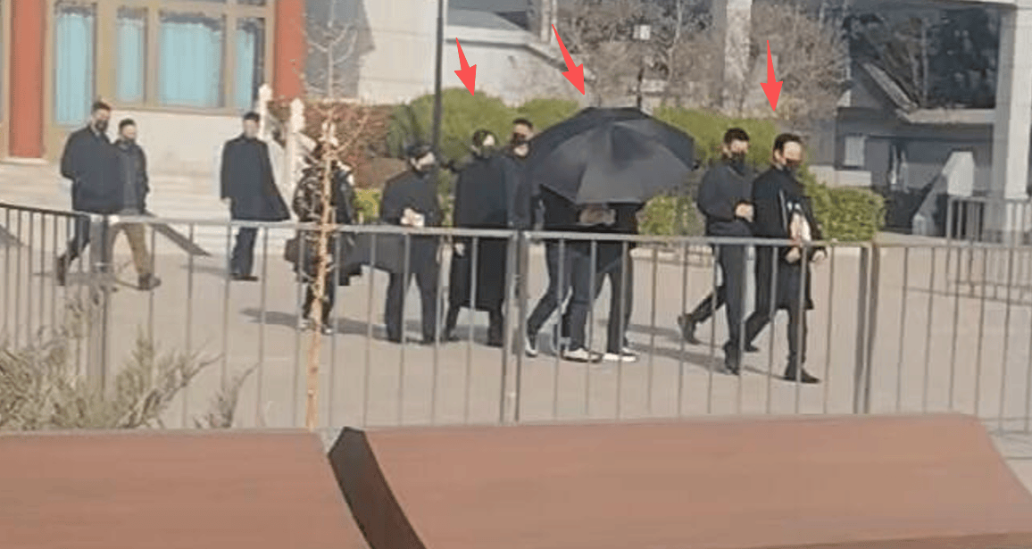 唐嫣现身罗晋父亲葬礼，作为儿媳送公公骨灰上车，罗晋在前捧遗像