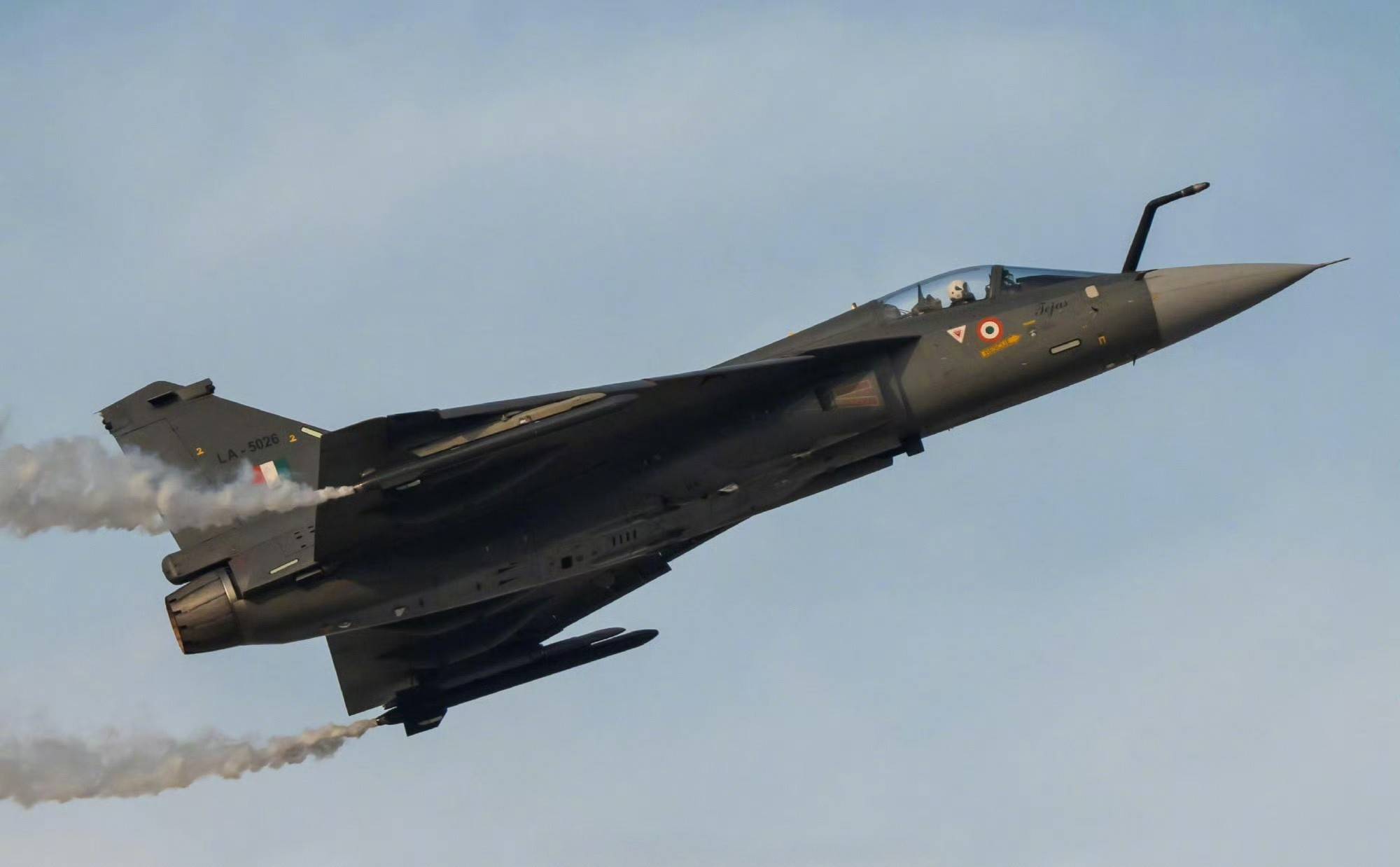 印度战机坠毁原因找到了！印媒：责任在美国，他们将LCA视作威胁