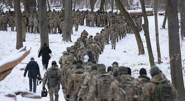 新媒宣布红军城失守！乌克兰士兵不想抵抗了：跪求俄军无人机饶命