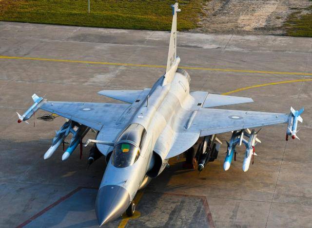 光辉战机迪拜一摔,吓跑4个国家,印度人急了:中巴战机更危险?