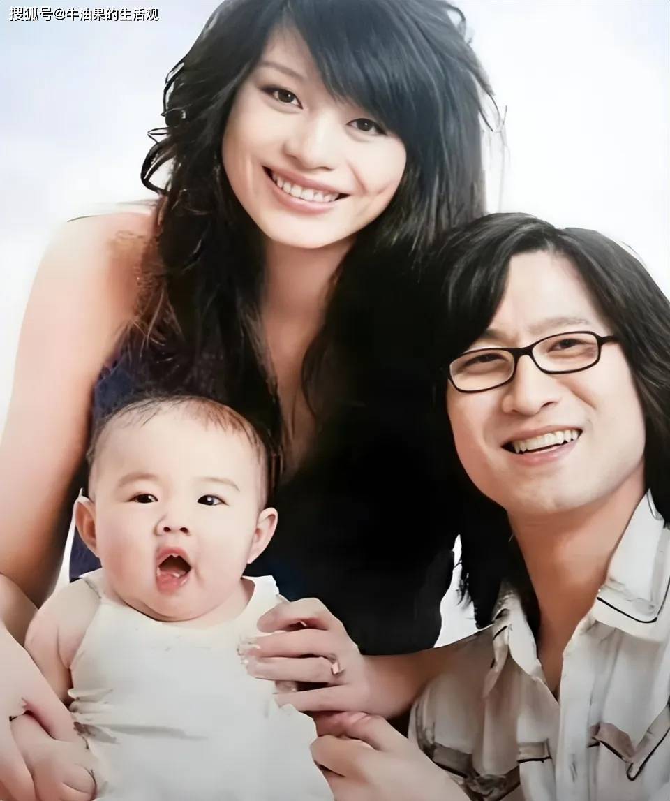 20岁汪峰女儿小苹果官宣恋情，汪峰章子怡葛荟婕都沉默了