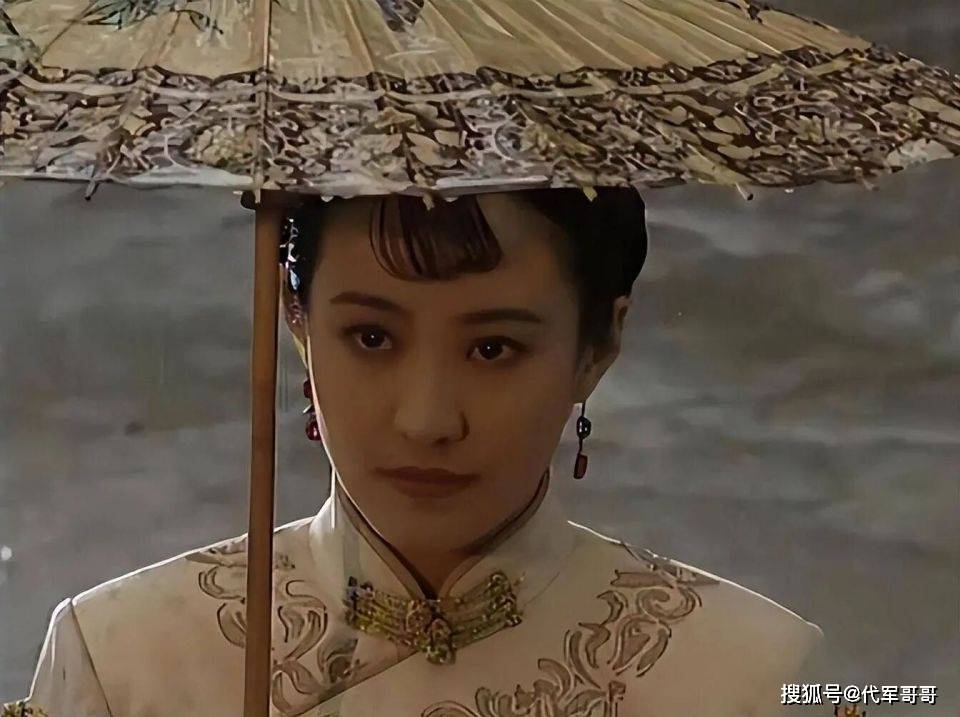 她嫁大13岁名导被捧红,丈夫不幸病逝,如今56岁单身无儿无女