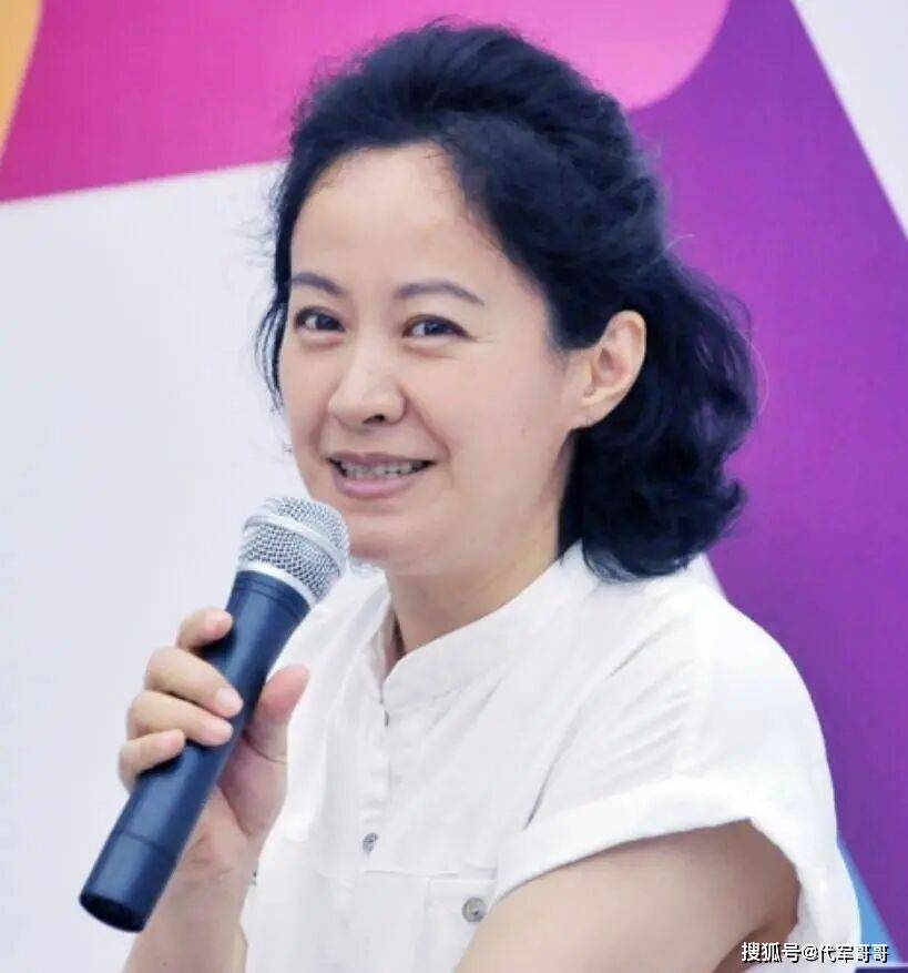 她嫁大13岁名导被捧红,丈夫不幸病逝,如今56岁单身无儿无女