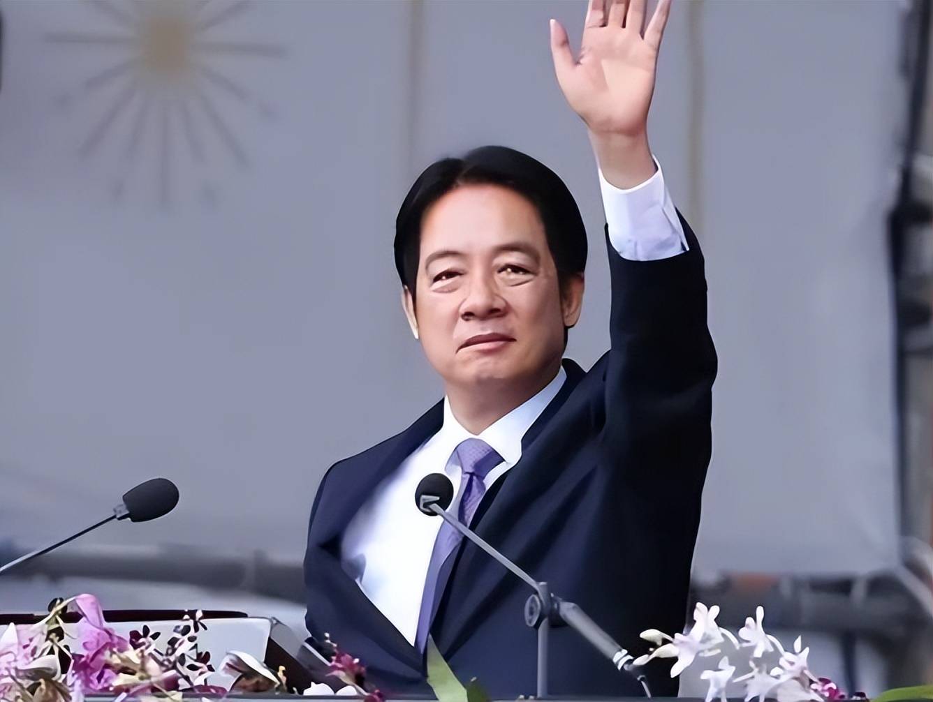 中方话音刚落，美航母驶离日本，高市输了个精光，自卫队已选边站，对外释放信号非同寻常