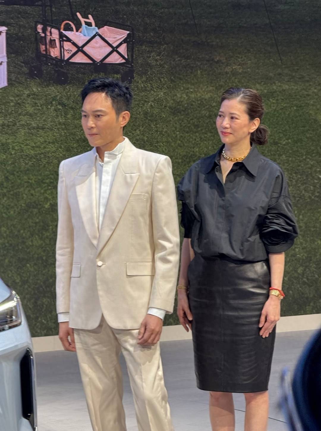 袁咏仪张智霖澳门酒店偶遇,夫妻冻龄54岁像30,女方戴金表好大气