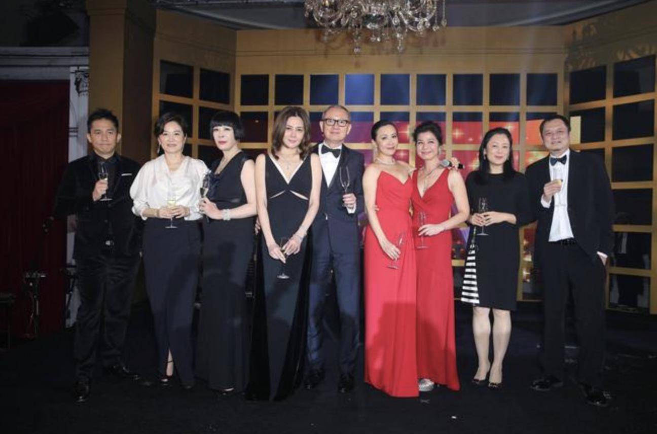 刘嘉玲关之琳出席婚礼，打扮美艳大方气质不相上下，罕同场没交流